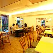 木のぬくもりが感じられるおしゃれな雰囲気の店内。最大30名まで利用できる半個室があり、お子様連れのママ会などに人気です。勉強会や各種パーティーでも利用できます。
