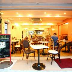 オープンで一人でも入りやすい、24時間営業のカフェレストラン