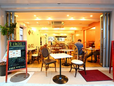 オープンで一人でも入りやすい、24時間営業のカフェレストラン
