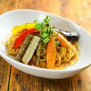 自社農園「東北牧場」の無農薬野菜とトマトソースのパスタ