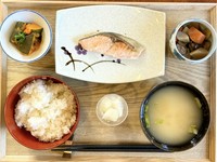 焼き魚
大根おろし
白米
葉物の胡麻和え
お味噌汁