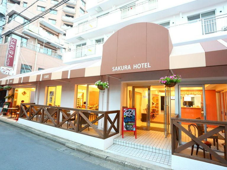 千駄木駅から徒歩3分。ヨーロピアンなテラス席が目印