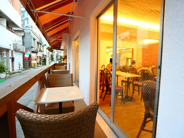 赤いシェードが可愛い、おしゃれなテラス席