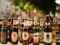 まさか谷中の路地裏に広々テラスのビアガーデンが！
店内もOK！世界中から集めた瓶ビールが飲み放題。