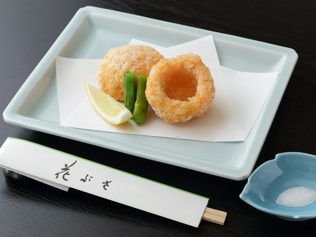 叩き過ぎず混ぜすぎず。プリプリの食感を出す、熟練の包丁技術が光る『生芝海老揚真丈』