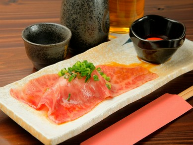 黒毛和牛サーロインを贅沢に味わう『極上炙り月見寿司』