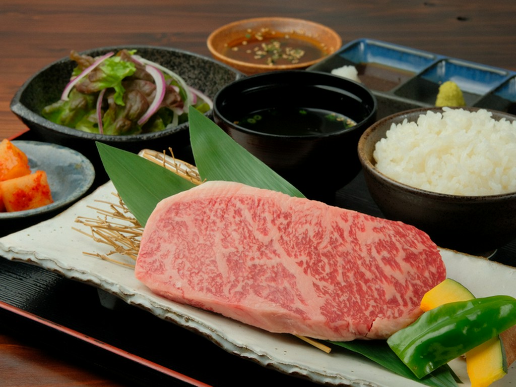 国産牛サーロイン180gに満足！『サーロイン定食』（ランチメニュー）