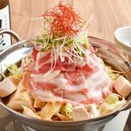 お店の看板メニューの『肉鍋』
