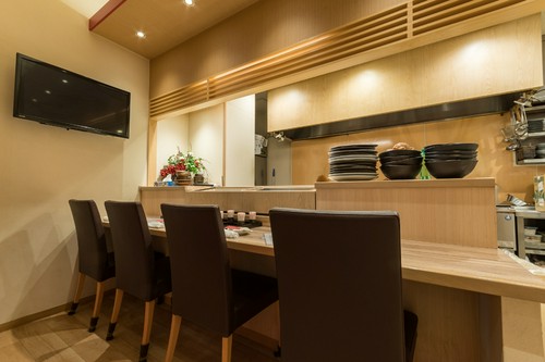 店内にはお一人様OKのカウンター席を用意