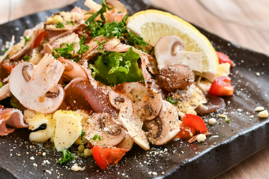 地の物が味わえる『生ハムとチーズと十勝マッシュルーム』