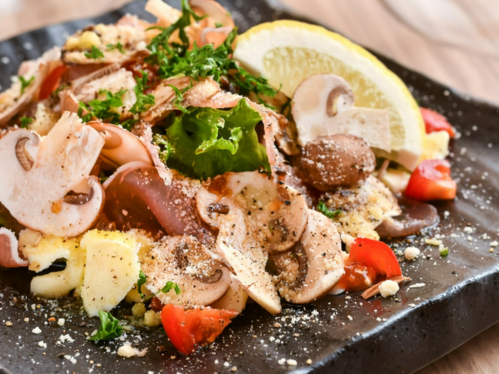 地の物が味わえる『生ハムとチーズと十勝マッシュルーム』