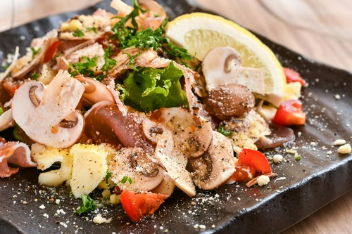 地の物が味わえる『生ハムとチーズと十勝マッシュルーム』