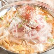 牛、豚バラ、モツがたっぷり入った『肉鍋』。食べ応えはありますが、赤味噌ベースのスープはあっさりとしていて、女性でもペロリといただけます。


