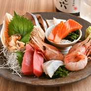 鮮度にこだわった旬の魚のお刺身が味わえるのが『特選お刺身盛り7点』です。大きなボタンエビをはじめ、新鮮な海の幸が7種も入り、リーズナブルなお値段で味わえます。