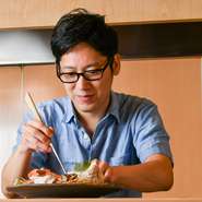 お店の内装が少しお洒落な感じですが、気取らずにリラックスして食事とお酒が楽しめるようにしています。お客様からの要望があれば、できるだけお応えしています。
