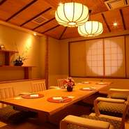 昭和初期のクラッシックホテルをイメージしたモダンな内観。ゆったりとした贅沢な空間で、大切なゲストを招いての会食はいかがでしょうか。全室扉付きの完全個室もあり、周りを気にせず、大切な商談もできます。