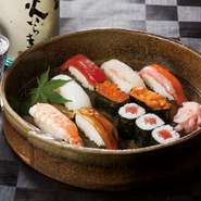 趣のある和の個室は会食にぴったり。
幅広いジャンルの和食をご用意してますので、海外のゲストを迎える際にも最適です。
素材本来の旨味を活かすシンプルな味付けは調理人の腕が光ります。