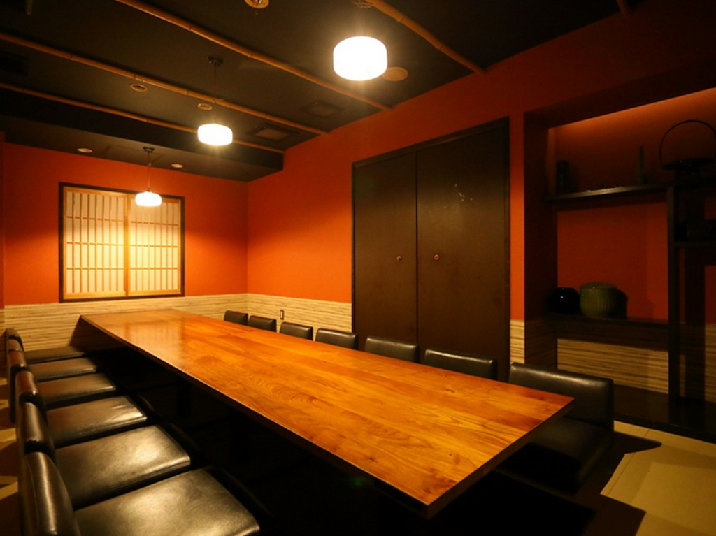 掘りごたつで寛げる個室での宴会は、最大46名までOK
