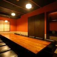 最大46名までの掘りごたつ式のテーブル席があり、テーブル席は簾で仕切れば半個室に。周りに気兼ねなく盛り上がれ、思う存分楽しめます。バリエーション豊富な料理が揃った宴会プランも充実。
