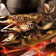 日本酒は常時10種類ほど。料理にそっと寄り添い、その美味しさを引き立てる名酒が用意されています。グラスと升に入れてなみなみと注ぎ飲むスタイルで、プレミアム感がたまりません。