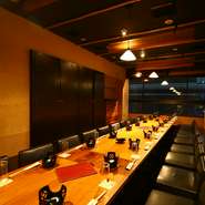 「古民家再生」をテーマに、温かな照明が照らし出す店内は、どことなくノスタルジックな雰囲気。田舎のおじいちゃん、おばあちゃんの家に行ったときのような、居心地の良さを感じます。