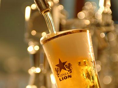伝統の一度注ぎでお持ちするこだわりの生ビール
