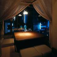 銀座の夜を見ながらお食事いただけるカウンター席や勝負の一日に最適な完全個室までご用意しております。
銀座通りを見下ろせるお席は大人気の為、予約必須。
大切な人とのひとときを是非当店でお過ごし下さい。