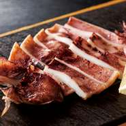 するめいかを丸ごと一夜干しにしました。生姜と檸檬を絞ってお召し上がり下さいませ。