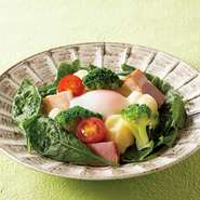 茹でた温かい北あかり、ブロッコリー、カリフラワーをベーコンとほうれん草と共に。
温泉玉子を混ぜてお召し上がり下さいませ。