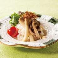 我が家のポテトサラダは一工夫、一味違う。
かりっと揚げた占地とエリンギと共にお召し上がり下さいませ。