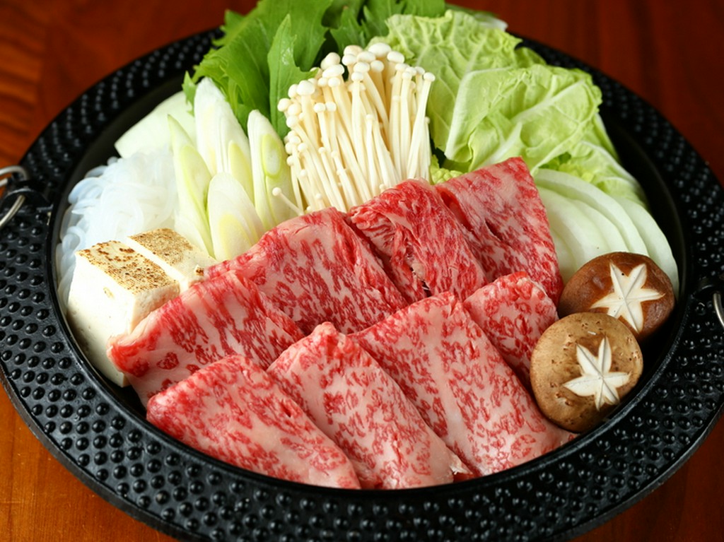 口の中でとろけるような美味しさ『黒毛和牛のサーロイン牛鍋』