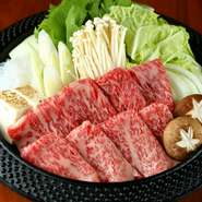 厳選した黒毛和牛を店こだわりの割り下でいただきます。スタッフが絶妙な焼き加減で仕上げてくれ、サーロインの脂の甘味、割り下の甘味、塩味が口の中で広がります。※注文は二人前からとなります。