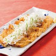 某テレビ番組でも紹介された旨すぎる油揚げ。出汁を含ませてしっとりとした食感に仕上げました。