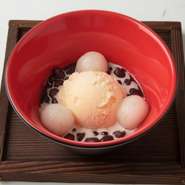 冷たいバニラアイスとぜんざいの組合せ。