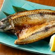 静岡県焼津港のプロが目利きした高品質で大型のさばを使用。脂質が21％以上の「とろさば」をシンプルに塩のみで味付けし、備長炭で香ばしく焼き上げてくれます。是非とも味わいたい逸品です。