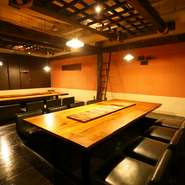 和を基調とした掘りごたつの個室は、最大46名まで収容可能。人数に合わせて扉を閉めて、完全個室と半個室にすることもできます。コース料理は2名から注文できるので、前日までにご予約を。