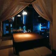 銀座通りを見下ろせるお二人様用個室が大人気の為予約必須。
銀座の真ん中で優雅なひとときを