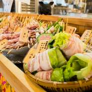 野菜も旬に合わせてその時期ごとにおすすめをピックアップ。旬の素材で織りなす創作串焼き『豚バラ野菜巻き串』は、お肉も野菜も一度に楽しめる贅沢な逸品です。