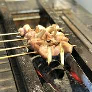 やんばる地鶏と島らっきょという沖縄を代表とする食材をコラボした焼き鳥です。ねぎまのねぎを島らっきょに変えたので名前も島ま、是非沖縄の食材を串でお試しください！