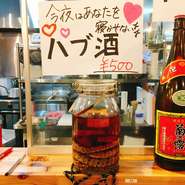 沖縄を代表するお酒の一つのハブ酒！滋養強壮に良いと言われており、1杯500円なのでお試しに飲む方も多いです！是非沖縄の長寿の酒をお楽しみください。