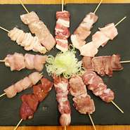 「石垣牛」「アグー豚」「やんばる地鶏」といった、沖縄ブランド串焼を一度に楽しめる『ナカマ串盛り』をはじめ、盛り合わせでは数あるメニューからスタッフがおすすめをピックアップしてくれます。