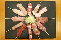 「石垣牛」「アグー豚」「やんばる地鶏」といった、沖縄ブランド串焼を一度に楽しめる『ナカマ串盛り』をはじめ、盛り合わせでは数あるメニューからスタッフがおすすめをピックアップしてくれます。