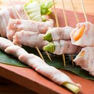 旬の野菜を、沖縄の大自然のもと飼育された沖縄県産ブランド豚で巻いた創作串。最高の肉質とヘルシーな野菜のコラボレーション、何本でも食べたくなる美味しさです。