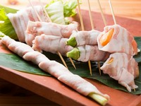旬の野菜を、沖縄の大自然のもと飼育された沖縄県産ブランド豚で巻いた創作串。最高の肉質とヘルシーな野菜のコラボレーション、何本でも食べたくなる美味しさです。