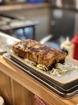 沖縄食材を代表とする島豆腐！　元鉄板焼きシェフが鉄板で焼き上げ、オリジナルのヤミツキソースをかけてご提供致します！