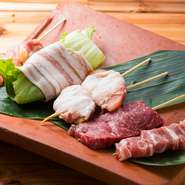 「キビまる豚」は、薬草や紅イモを与えられ育てられた沖縄県のブランド豚。柔らかな肉質とまろやかさ、脂の口どけが特徴。豚の美味しさを存分に味わうのであれば『豚バラ野菜串』『豚串』がおすすめです。