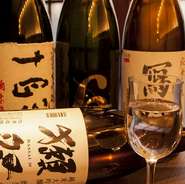 日本各地の名蔵元の酒がずらり。1合のほか、100mlでも提供しているので、いろいろ飲み比べができます！　人気銘柄のなかでは入手困難な１本も含めて、『十四代』が充実。季節限定酒も続々登場します。