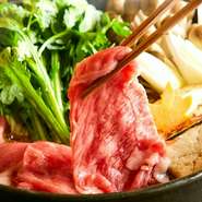 柔らかく、特有のまろやかさを持つ人気の「佐賀牛」。厳選した佐賀牛のすき焼きは一度は食べたい当店人気メニューです。（※ご注文は2人前より承ります。）お得な飲み放題付コースもご用意しています。歓送迎会に◎