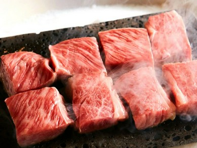 【六献名物】厳選した霜降り黒毛和牛を富士溶岩石で。溶岩焼き
