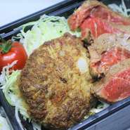 佐賀牛100%のハンバーグ。佐賀牛の甘みとちょうどいい脂を感じられるお味、甘みのとふんわりとした食感が特徴です。